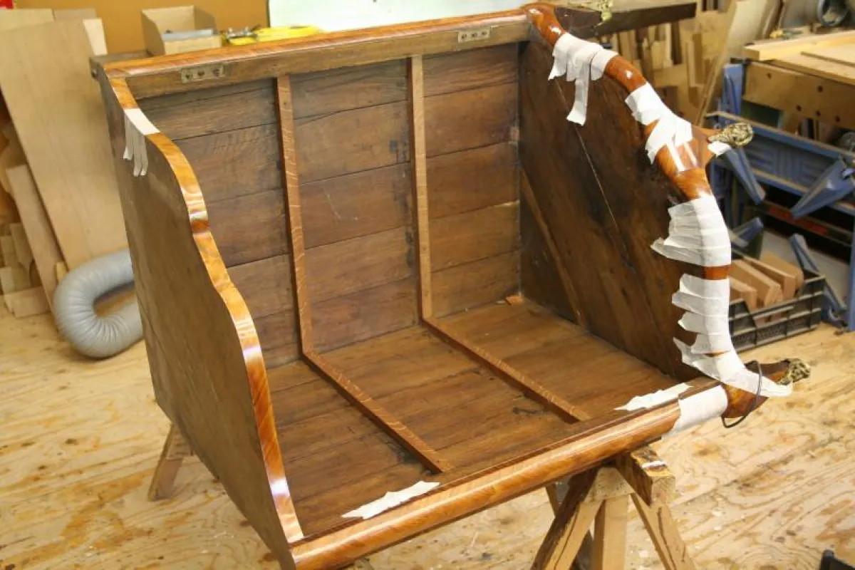 Rozen en pallisanderhouten hoekcommode Louis XV 2