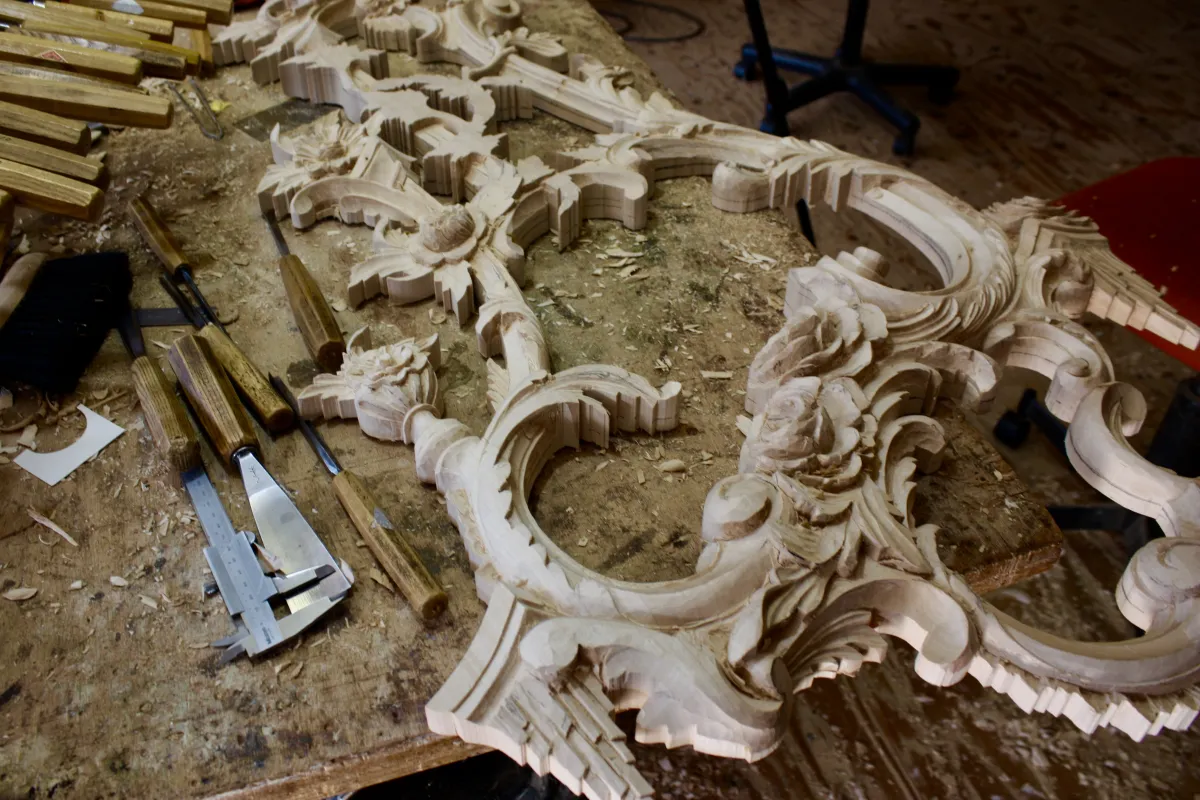 Rococo ornament deels uitgesneden