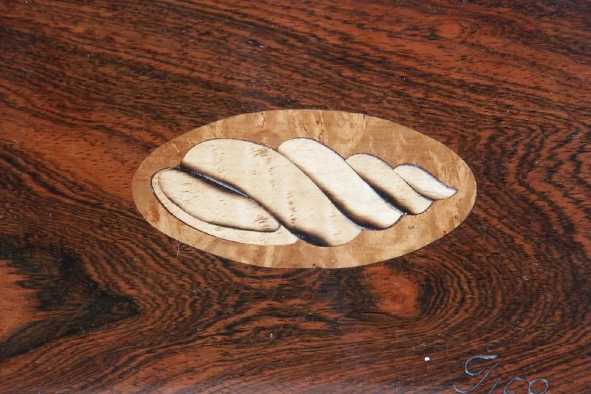 Marqueterie meubel detail schelp